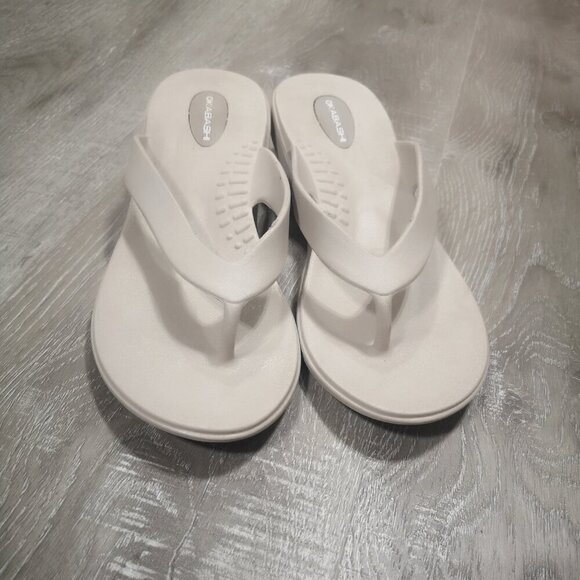 Okabashi Ladies Size Med. One Piece Construction Beige Thong Sandals - Picture 4 of 7